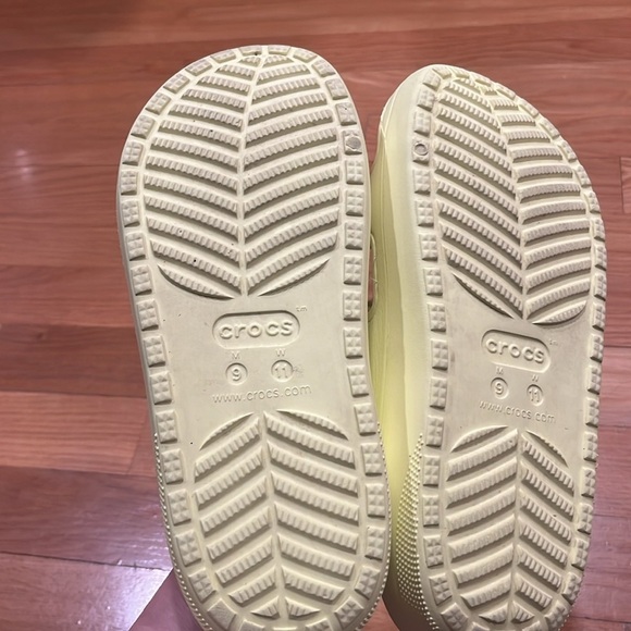 Crocs women’s yellow classic lined cozy sandal size 11. - Picture 6 of 7